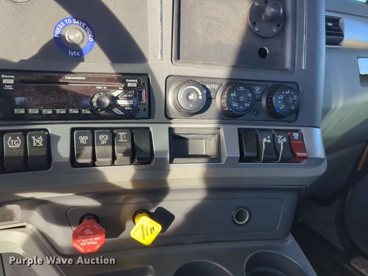 image for item EQ2478 2021 Kenworth T680 semi truck