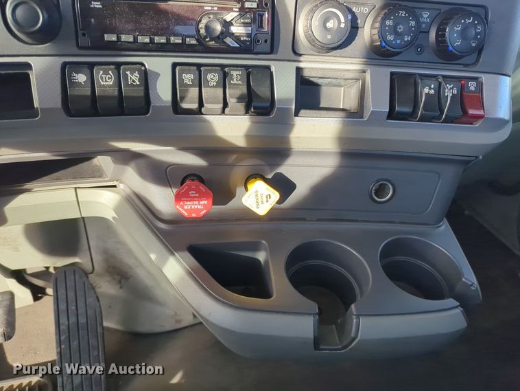 image for item EQ2478 2021 Kenworth T680 semi truck