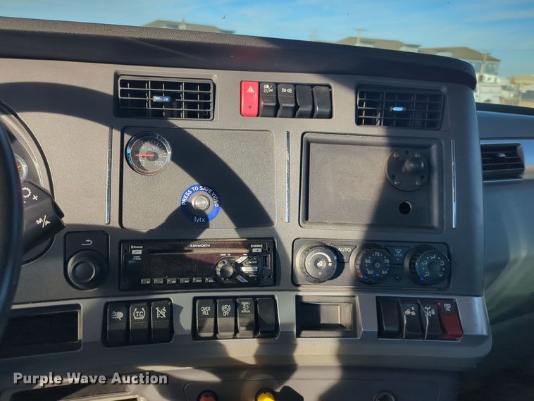 image for item EQ2478 2021 Kenworth T680 semi truck