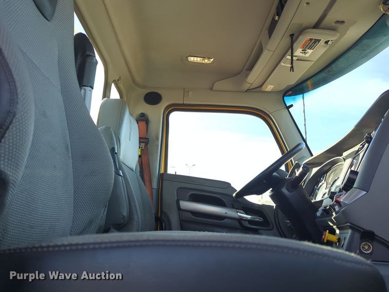 image for item EQ2478 2021 Kenworth T680 semi truck