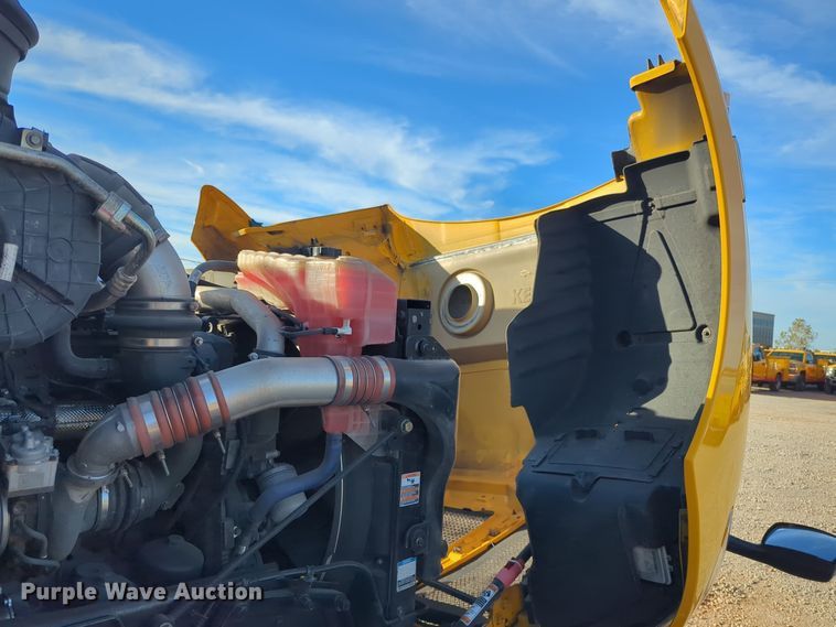 image for item EQ2478 2021 Kenworth T680 semi truck