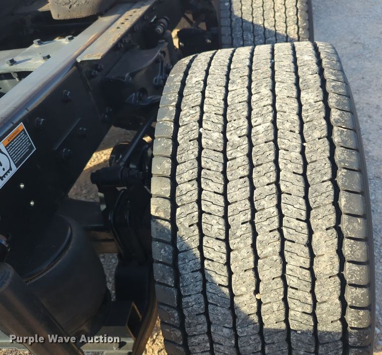 image for item EQ2478 2021 Kenworth T680 semi truck