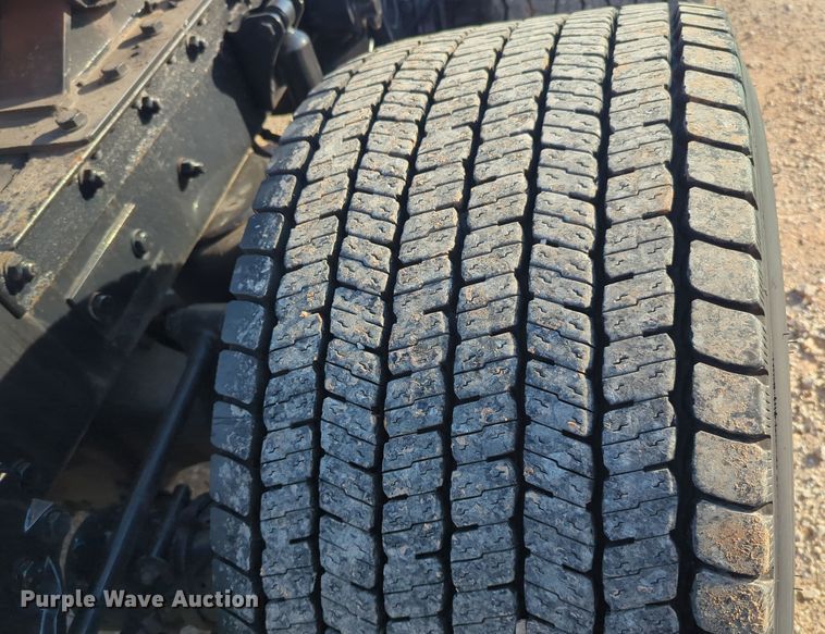 image for item EQ2478 2021 Kenworth T680 semi truck