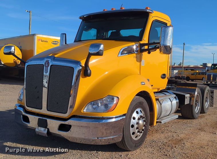 image for item EQ2479 2021 Kenworth T680 semi truck