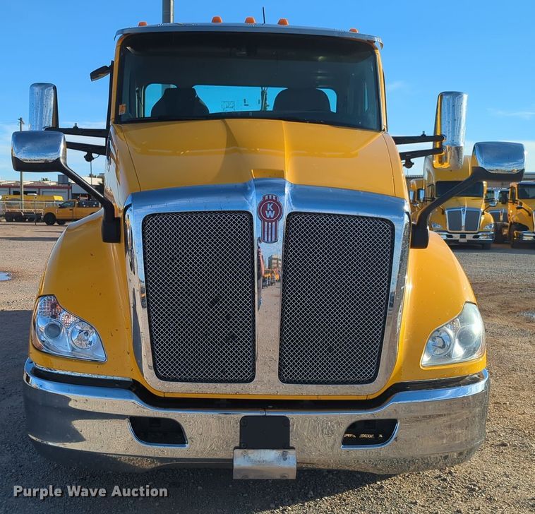 image for item EQ2479 2021 Kenworth T680 semi truck