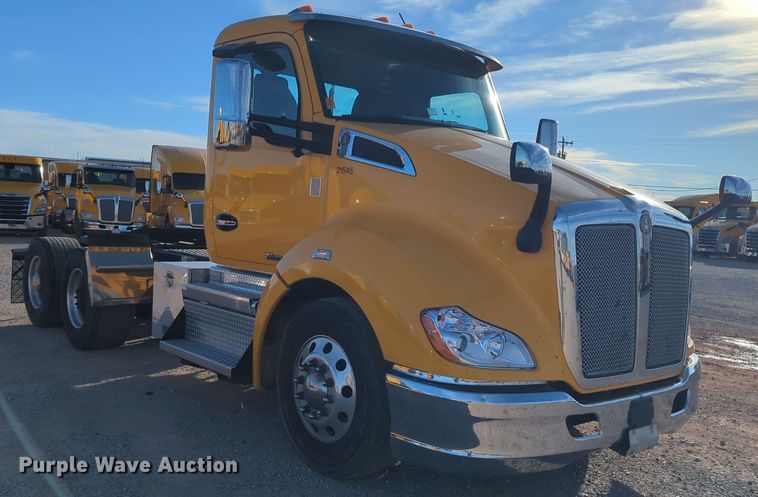 image for item EQ2479 2021 Kenworth T680 semi truck