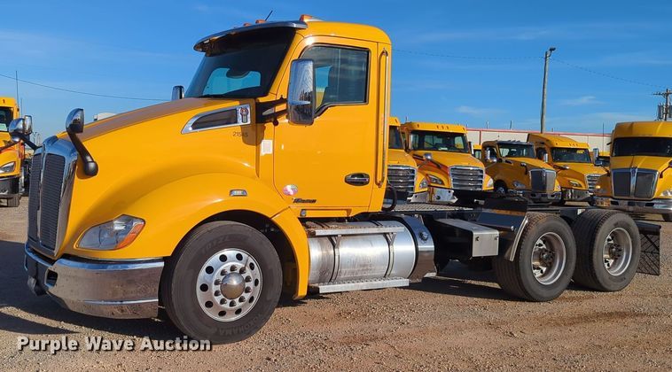 image for item EQ2479 2021 Kenworth T680 semi truck