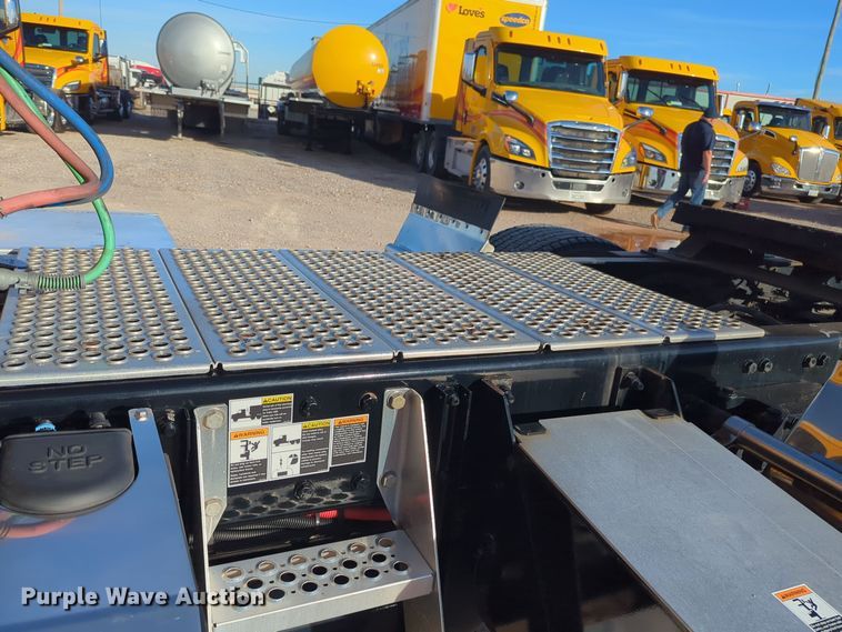 image for item EQ2479 2021 Kenworth T680 semi truck