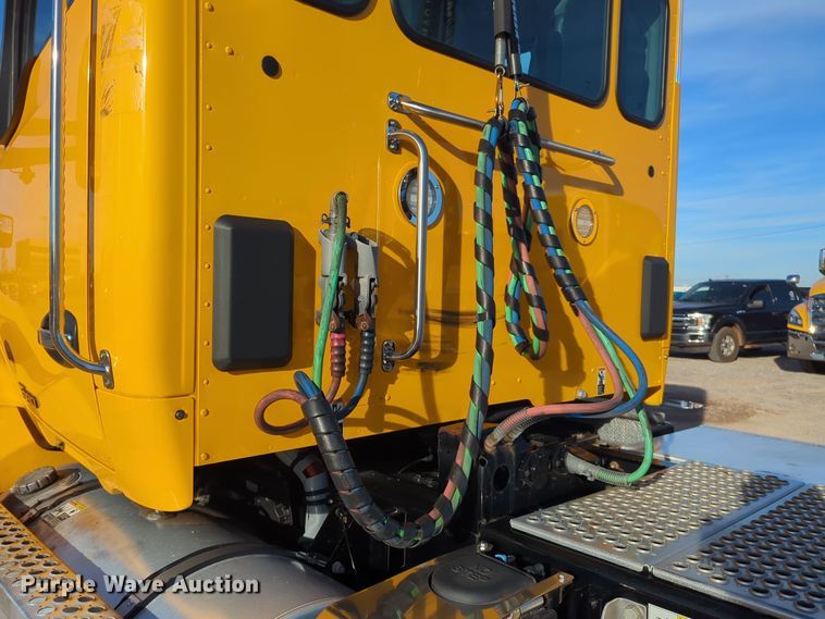 image for item EQ2479 2021 Kenworth T680 semi truck