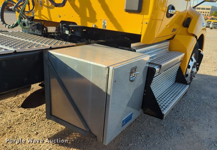 image for item EQ2479 2021 Kenworth T680 semi truck