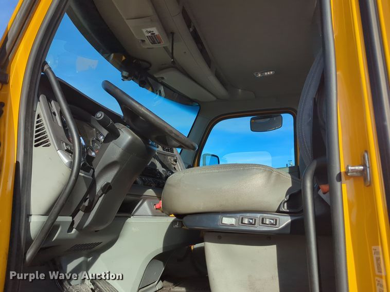 image for item EQ2479 2021 Kenworth T680 semi truck