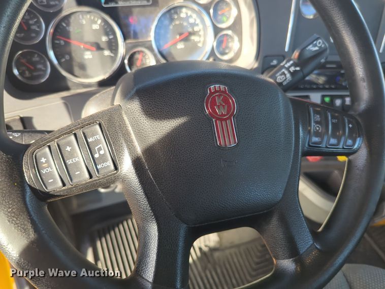 image for item EQ2479 2021 Kenworth T680 semi truck