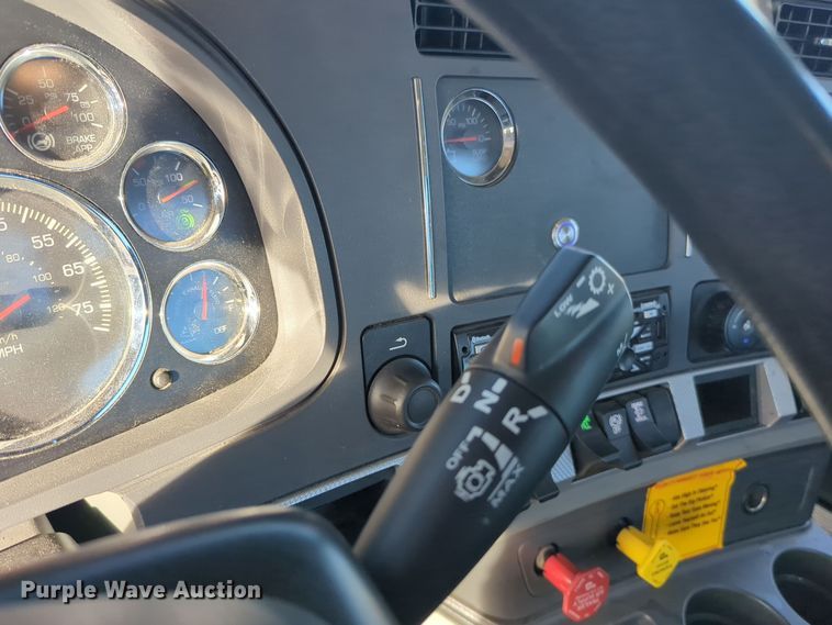 image for item EQ2479 2021 Kenworth T680 semi truck