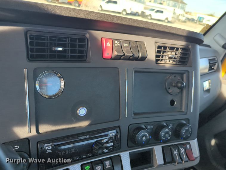 image for item EQ2479 2021 Kenworth T680 semi truck