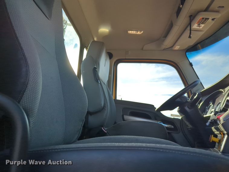 image for item EQ2479 2021 Kenworth T680 semi truck