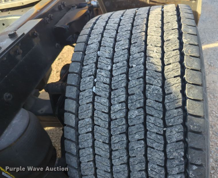 image for item EQ2479 2021 Kenworth T680 semi truck