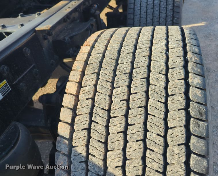 image for item EQ2479 2021 Kenworth T680 semi truck