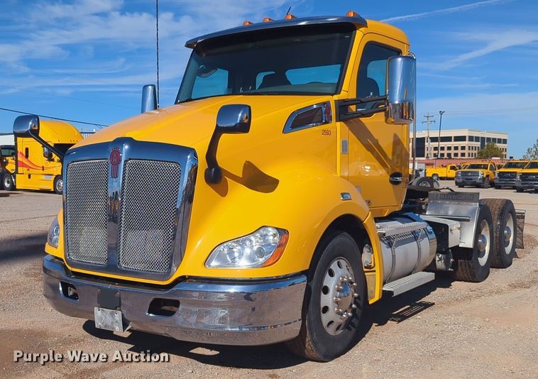 image for item EQ2485 2019 Kenworth T680 semi truck