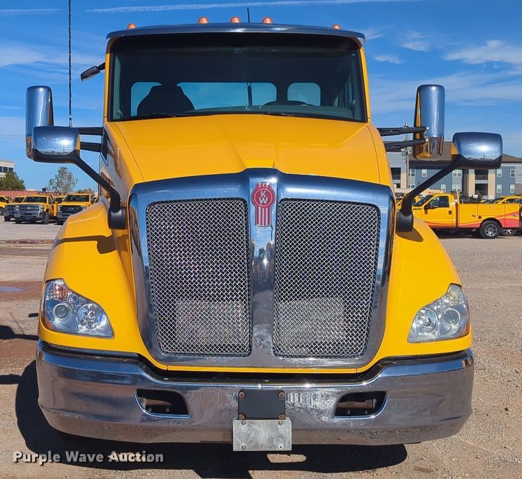 image for item EQ2485 2019 Kenworth T680 semi truck