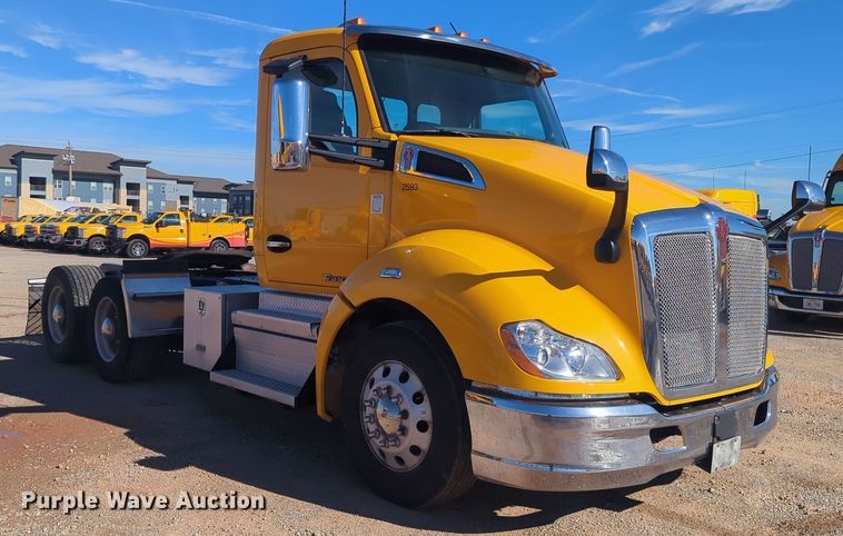 image for item EQ2485 2019 Kenworth T680 semi truck
