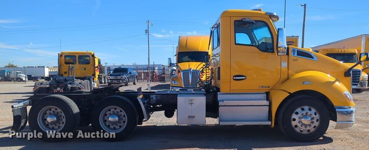 image for item EQ2485 2019 Kenworth T680 semi truck