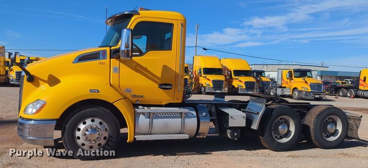 image for item EQ2485 2019 Kenworth T680 semi truck