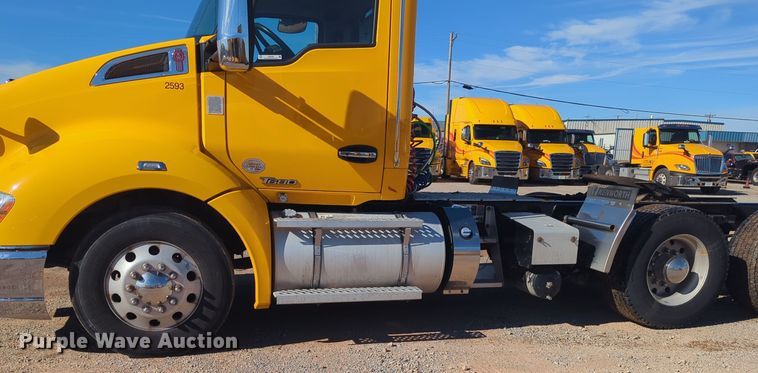 image for item EQ2485 2019 Kenworth T680 semi truck