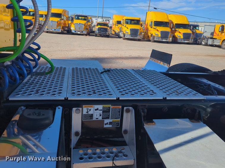 image for item EQ2485 2019 Kenworth T680 semi truck