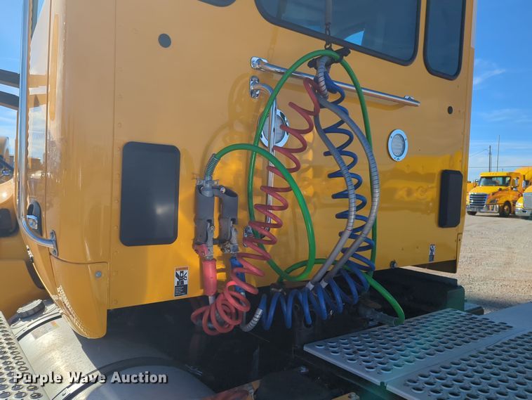 image for item EQ2485 2019 Kenworth T680 semi truck