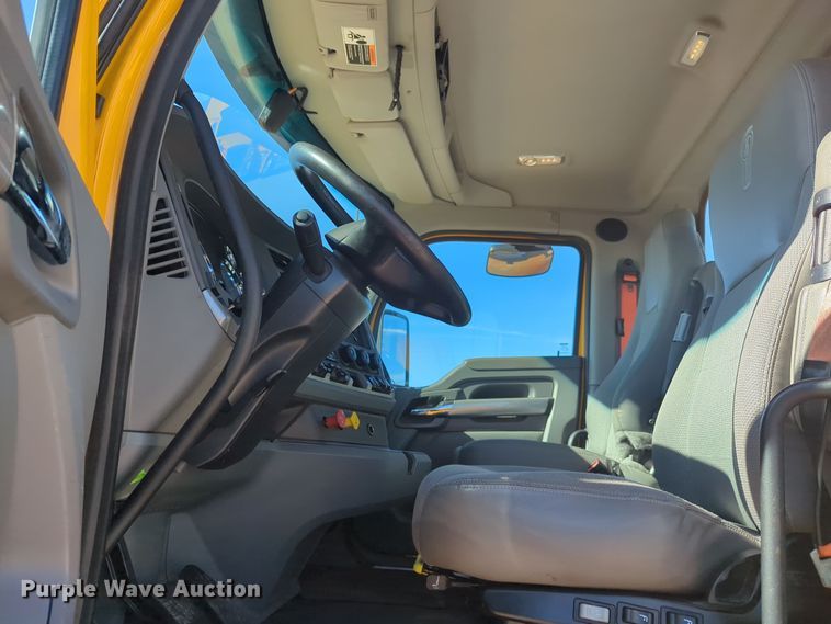 image for item EQ2485 2019 Kenworth T680 semi truck