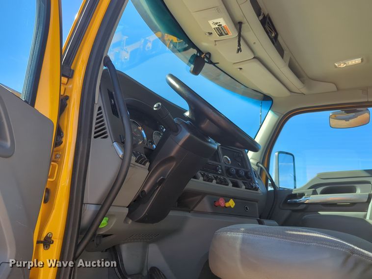 image for item EQ2485 2019 Kenworth T680 semi truck