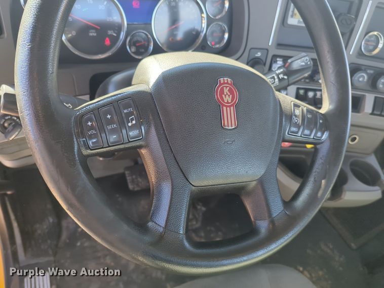 image for item EQ2485 2019 Kenworth T680 semi truck