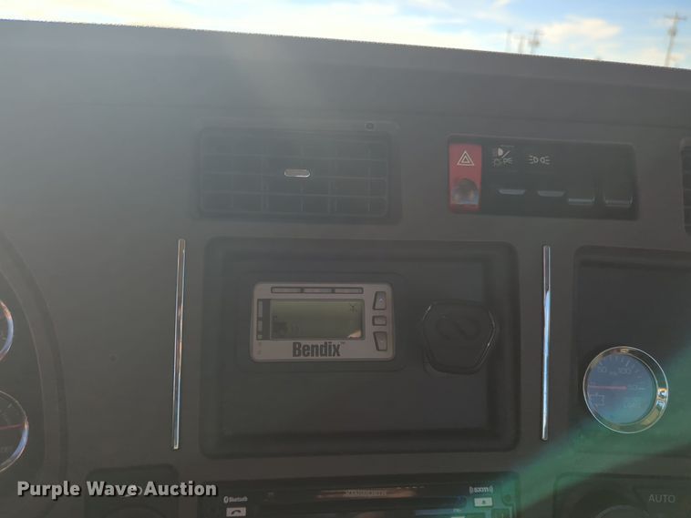 image for item EQ2485 2019 Kenworth T680 semi truck