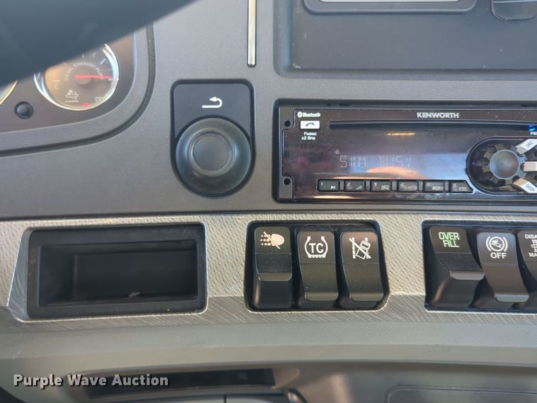image for item EQ2485 2019 Kenworth T680 semi truck