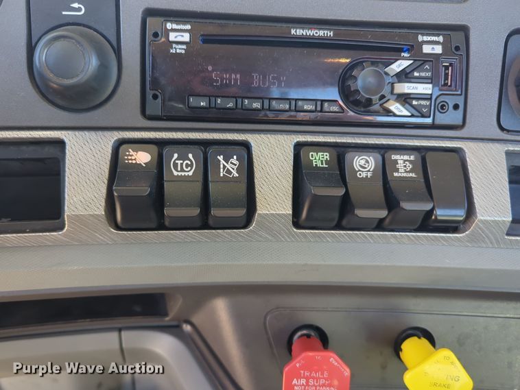 image for item EQ2485 2019 Kenworth T680 semi truck