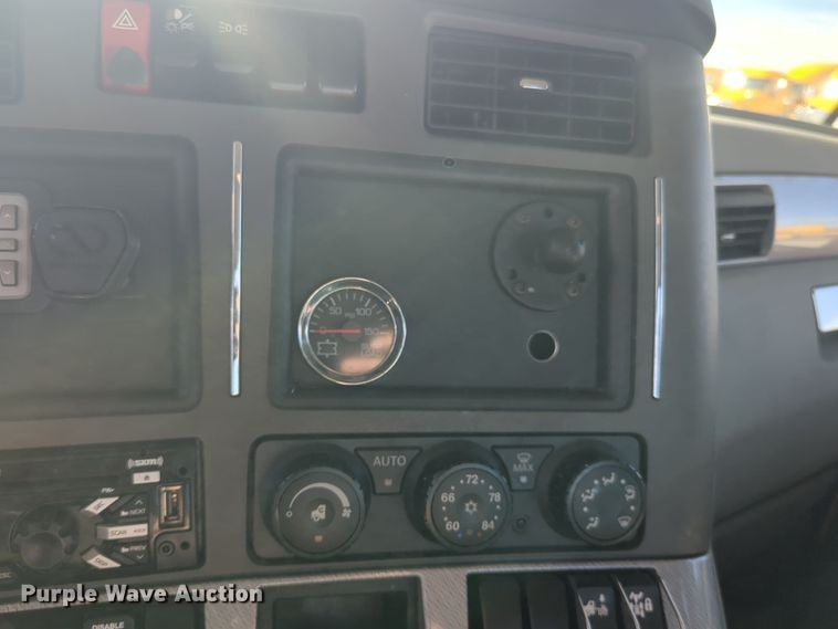 image for item EQ2485 2019 Kenworth T680 semi truck