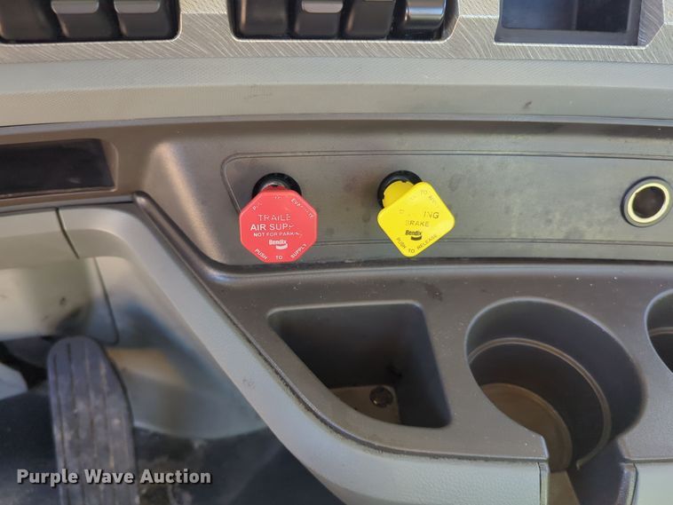 image for item EQ2485 2019 Kenworth T680 semi truck