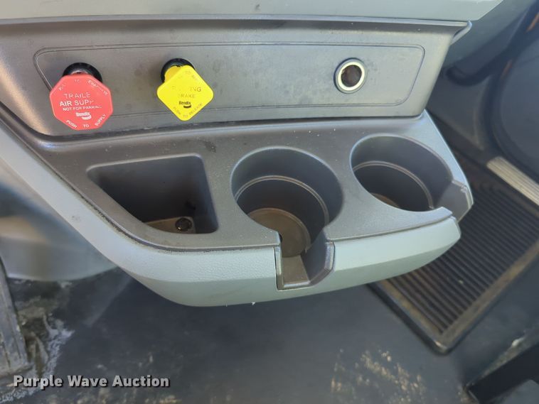 image for item EQ2485 2019 Kenworth T680 semi truck