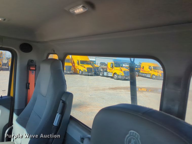 image for item EQ2485 2019 Kenworth T680 semi truck