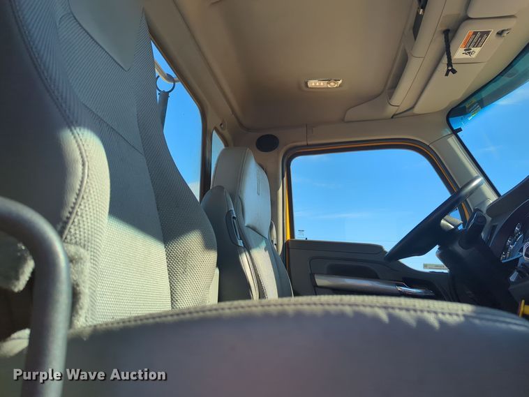 image for item EQ2485 2019 Kenworth T680 semi truck