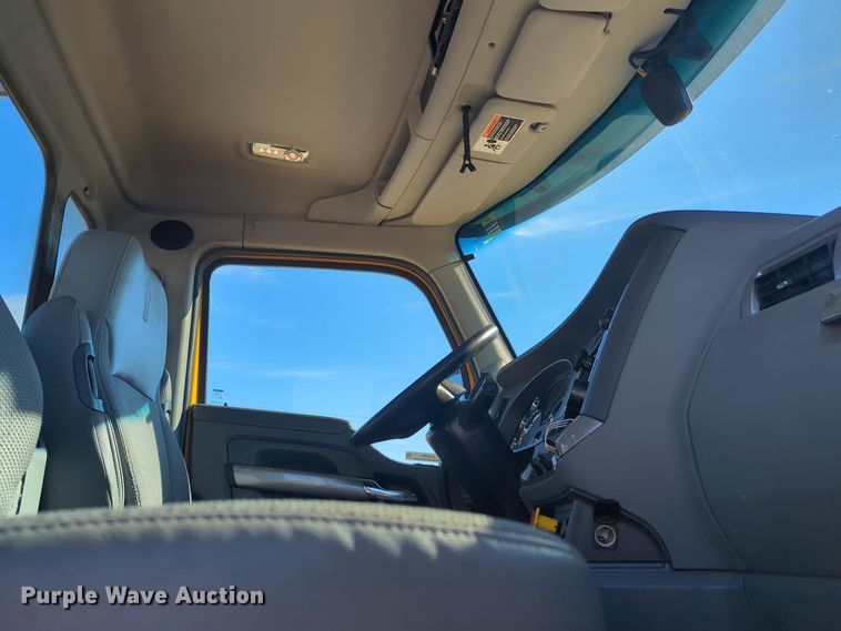 image for item EQ2485 2019 Kenworth T680 semi truck