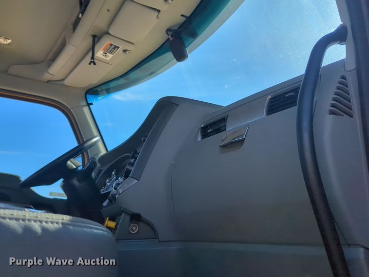 image for item EQ2485 2019 Kenworth T680 semi truck