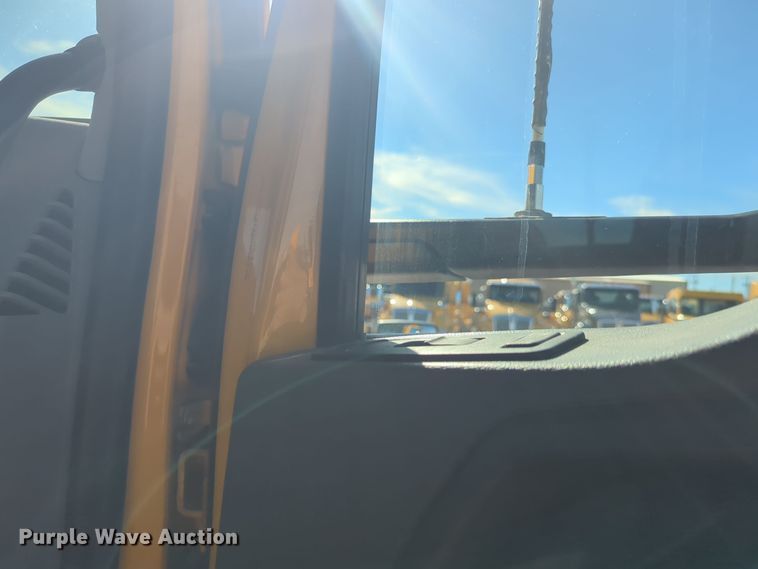 image for item EQ2485 2019 Kenworth T680 semi truck