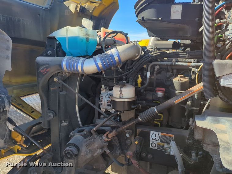 image for item EQ2485 2019 Kenworth T680 semi truck