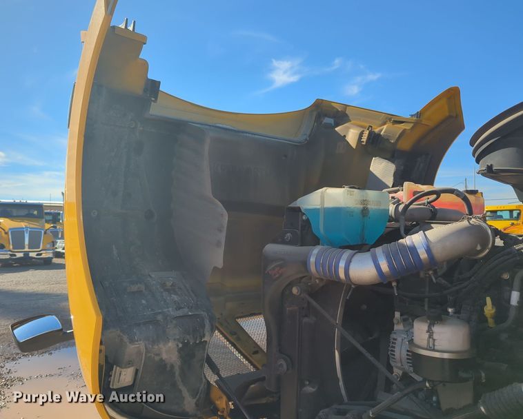 image for item EQ2485 2019 Kenworth T680 semi truck