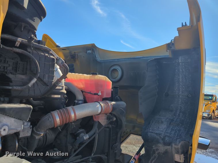 image for item EQ2485 2019 Kenworth T680 semi truck