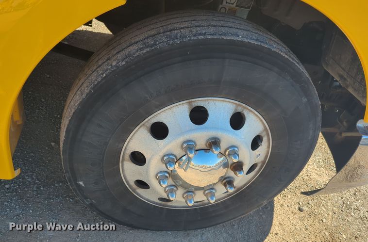 image for item EQ2485 2019 Kenworth T680 semi truck