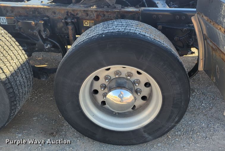 image for item EQ2485 2019 Kenworth T680 semi truck