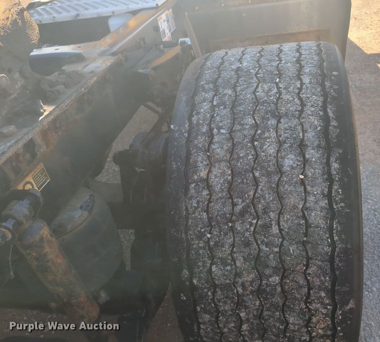 image for item EQ2485 2019 Kenworth T680 semi truck