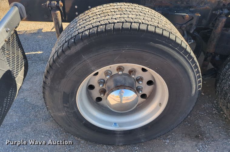 image for item EQ2485 2019 Kenworth T680 semi truck